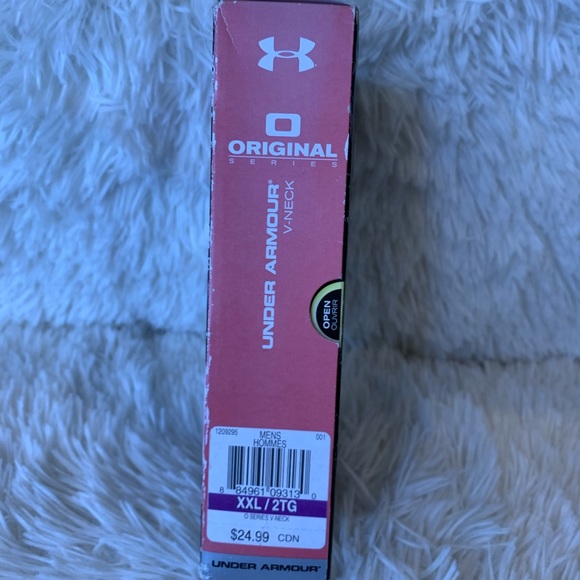 BNWT Mens Under Armour black v-neck Heatgear™️ ORIGINAL short sleeve t-shirt. - Picture 4 of 5